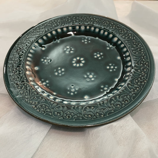 【新商品】作家エサノフ・リシタン陶器・手描き模様・フチ周りイッチン盛技法17センチ皿 C(一点もの)
