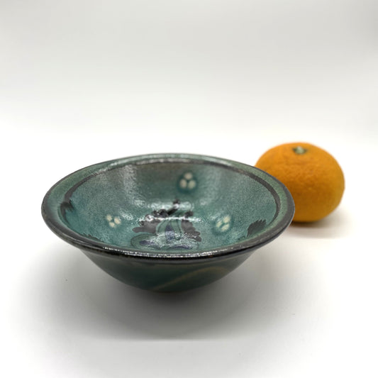 【リシタン陶器・深さのある椀型】「花と唐草」モチーフ・直径14センチ(一点もの)
