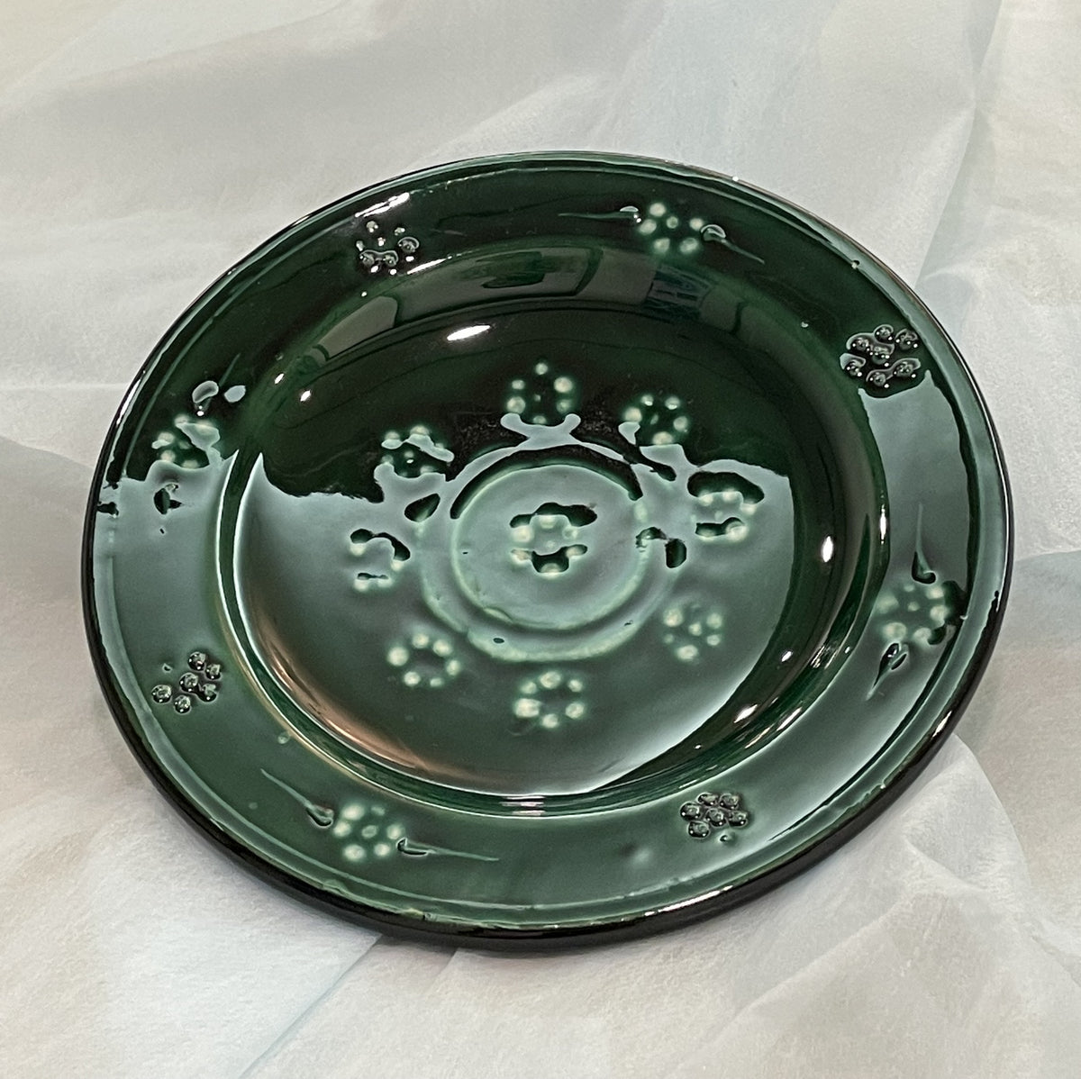 【新商品】作家エサノフ・リシタン陶器・手描き模様・１７センチ皿 A（一点もの）