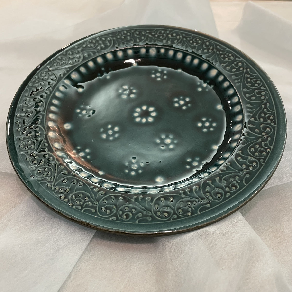 【新商品】作家エサノフ・リシタン陶器・手描き模様・フチ周りイッチン盛技法１７センチ皿 C（一点もの）