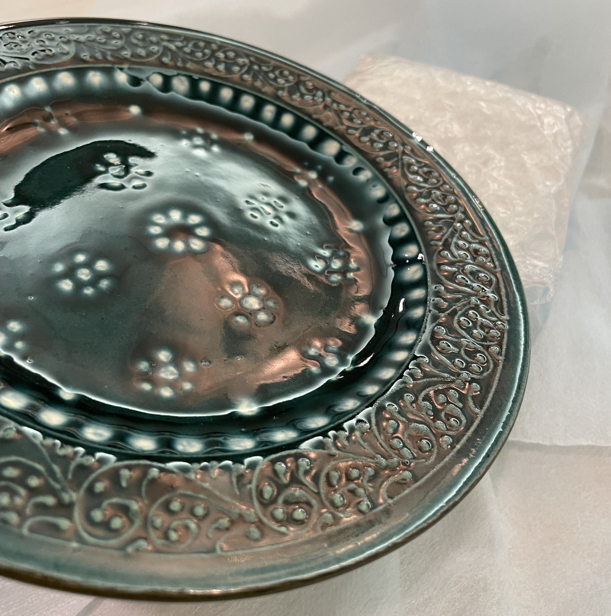 【新商品】作家エサノフ・リシタン陶器・手描き模様・フチ周りイッチン盛技法１７センチ皿 C（一点もの）