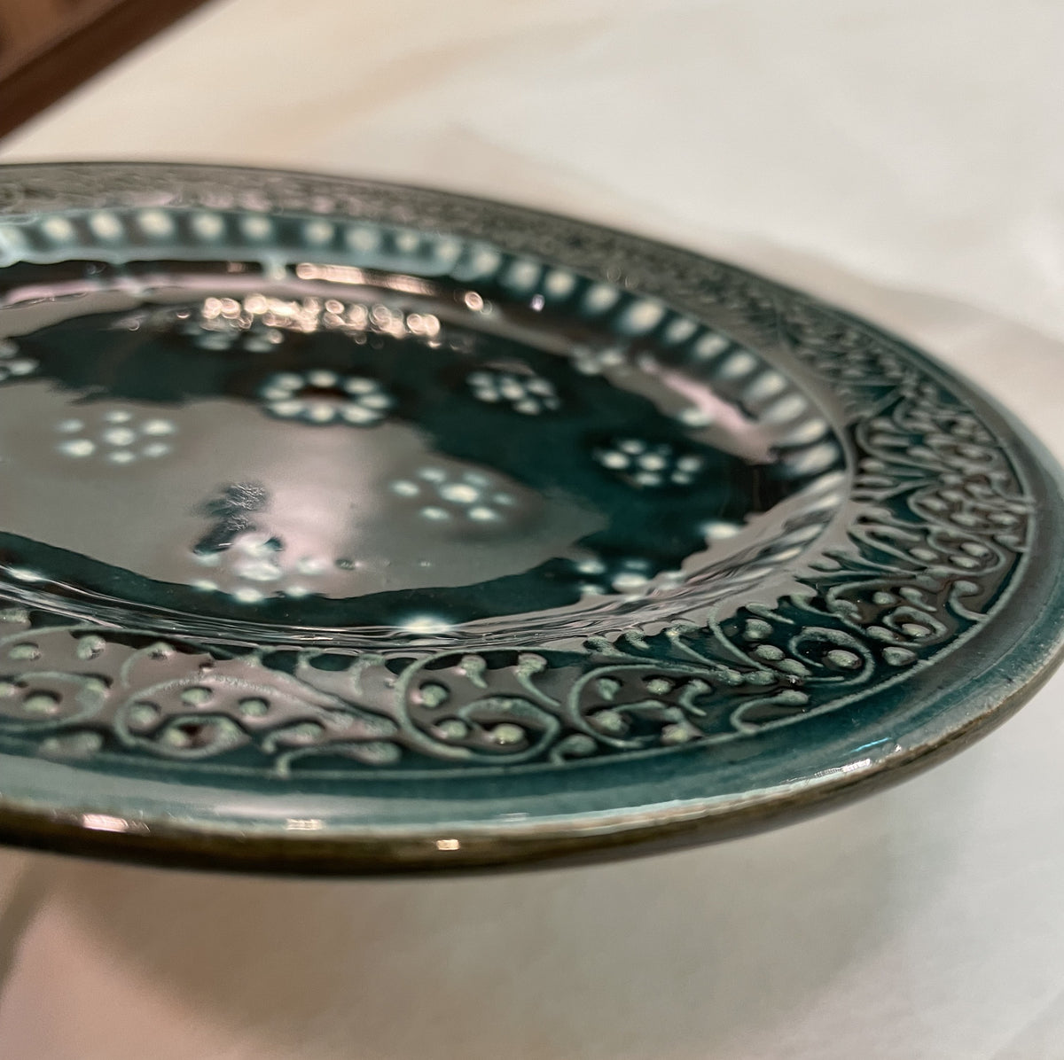 【新商品】作家エサノフ・リシタン陶器・手描き模様・フチ周りイッチン盛技法１７センチ皿 C（一点もの）