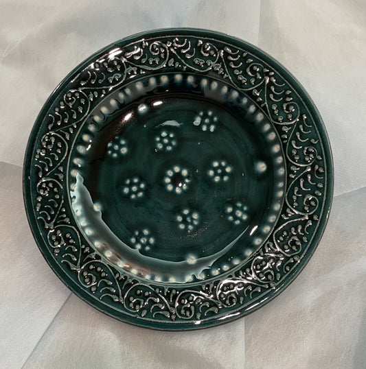 【新商品】作家エサノフ・リシタン陶器・手描き模様・フチ周りイッチン盛技法１７センチ皿 E（一点もの）
