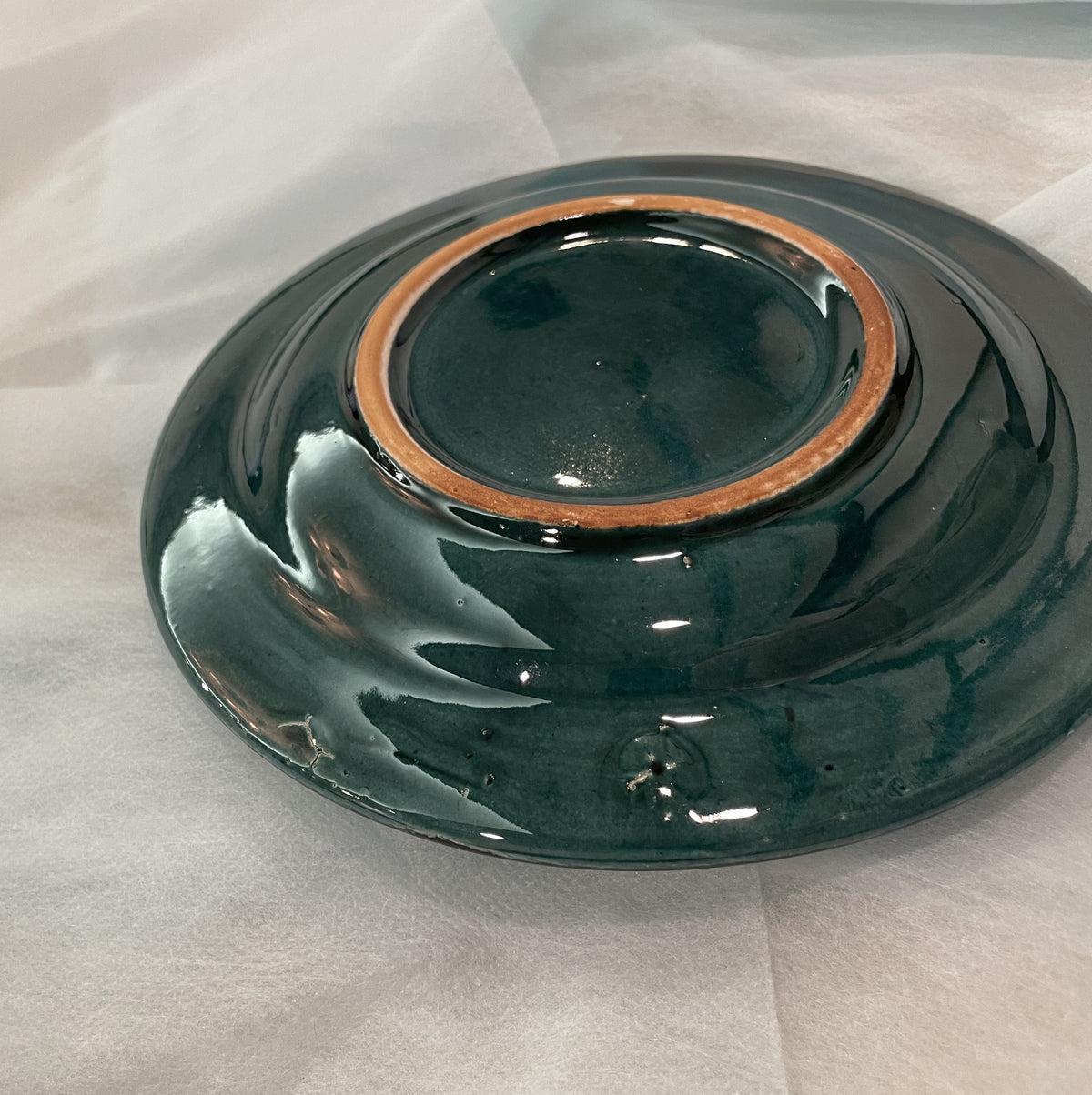 【新商品】作家エサノフ・リシタン陶器・手描き模様・フチ周りイッチン盛技法１７センチ皿 E（一点もの）