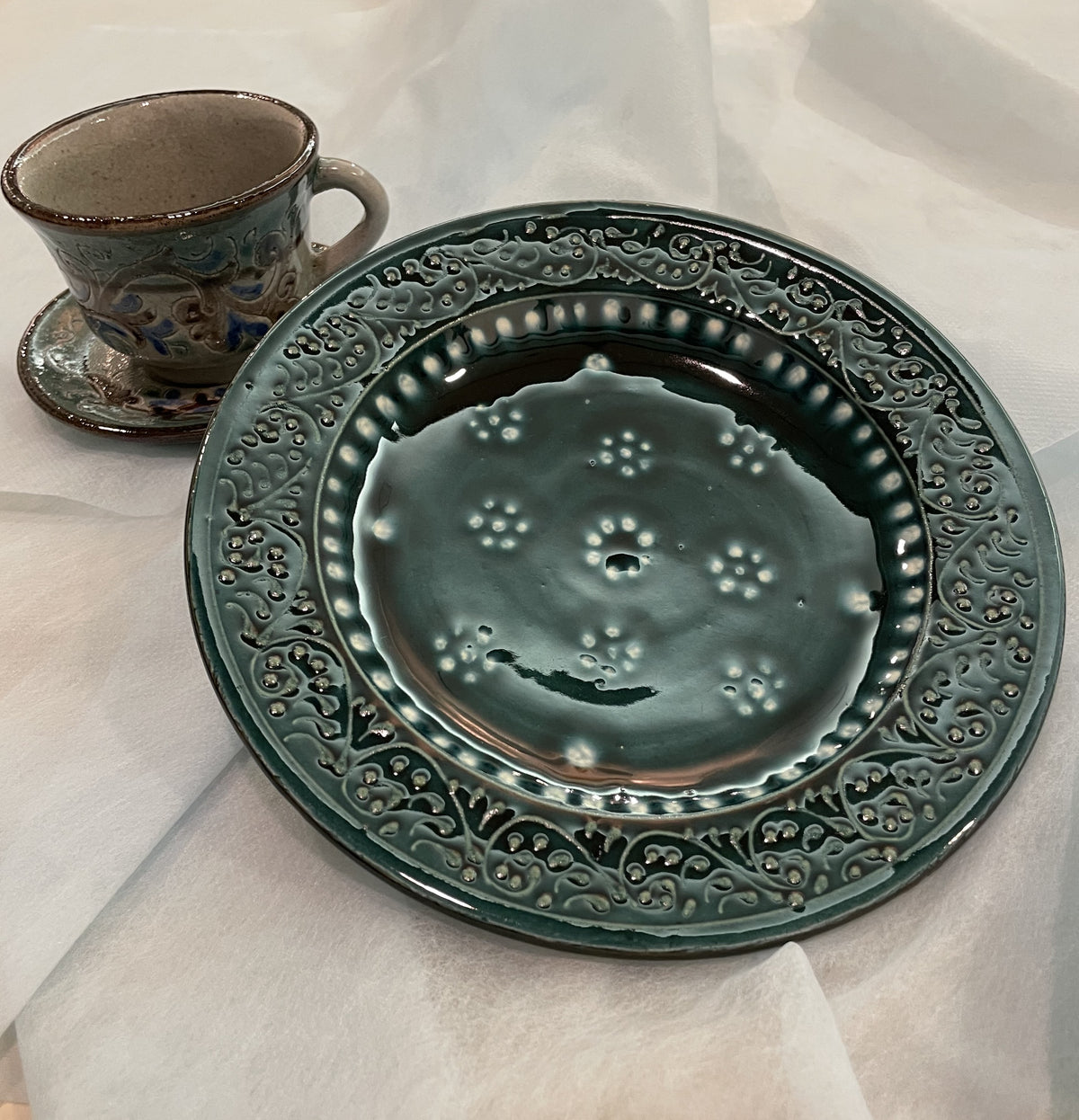 【新商品】作家エサノフ・リシタン陶器・手描き模様・フチ周りイッチン盛技法１７センチ皿 E（一点もの）