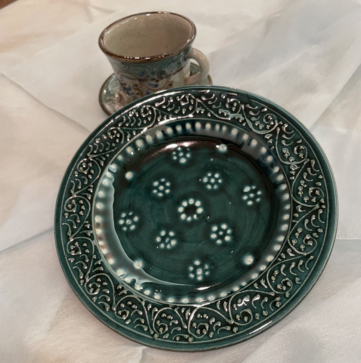 【新商品】作家エサノフ・リシタン陶器・手描き模様・フチ周りイッチン盛技法１７センチ皿 E（一点もの）