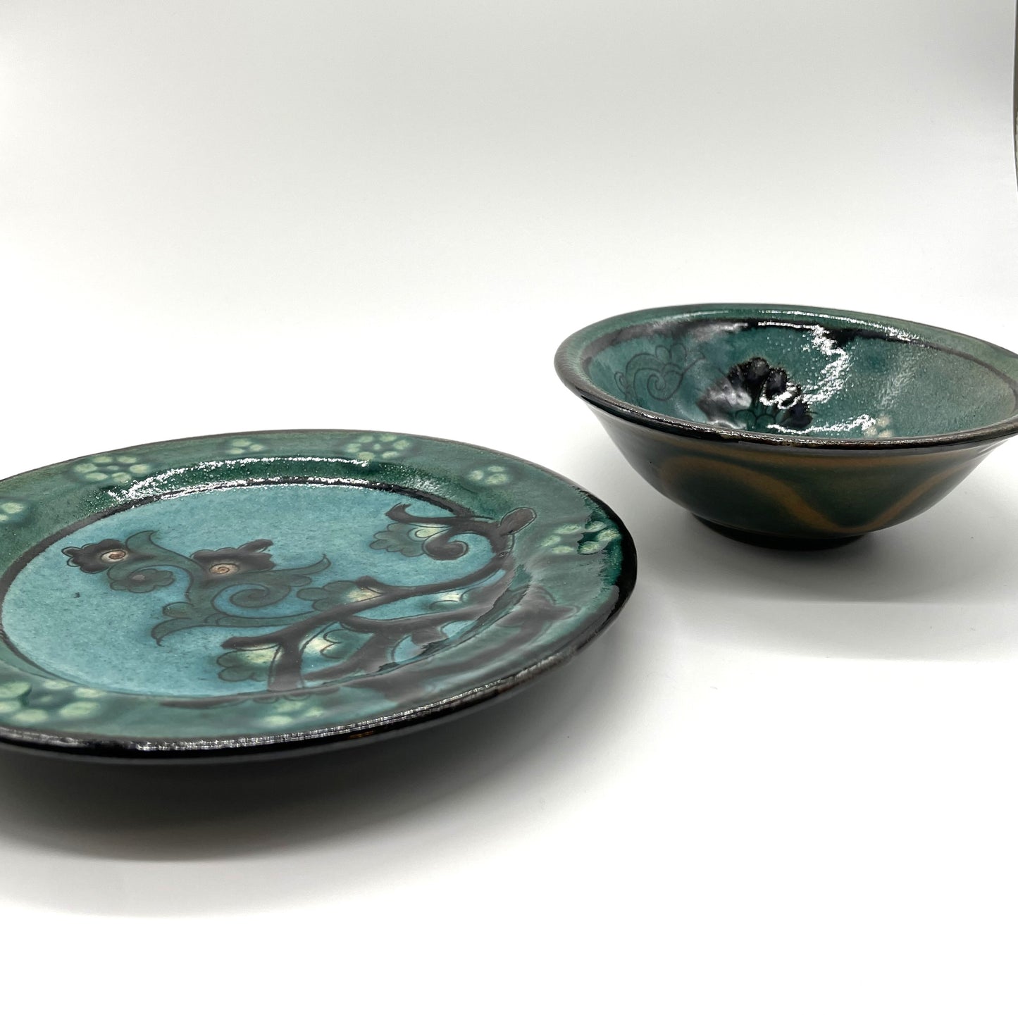 【新商品】リシタン陶器「ザクロの花」直径17.5センチ皿・手描き模様（一点もの）