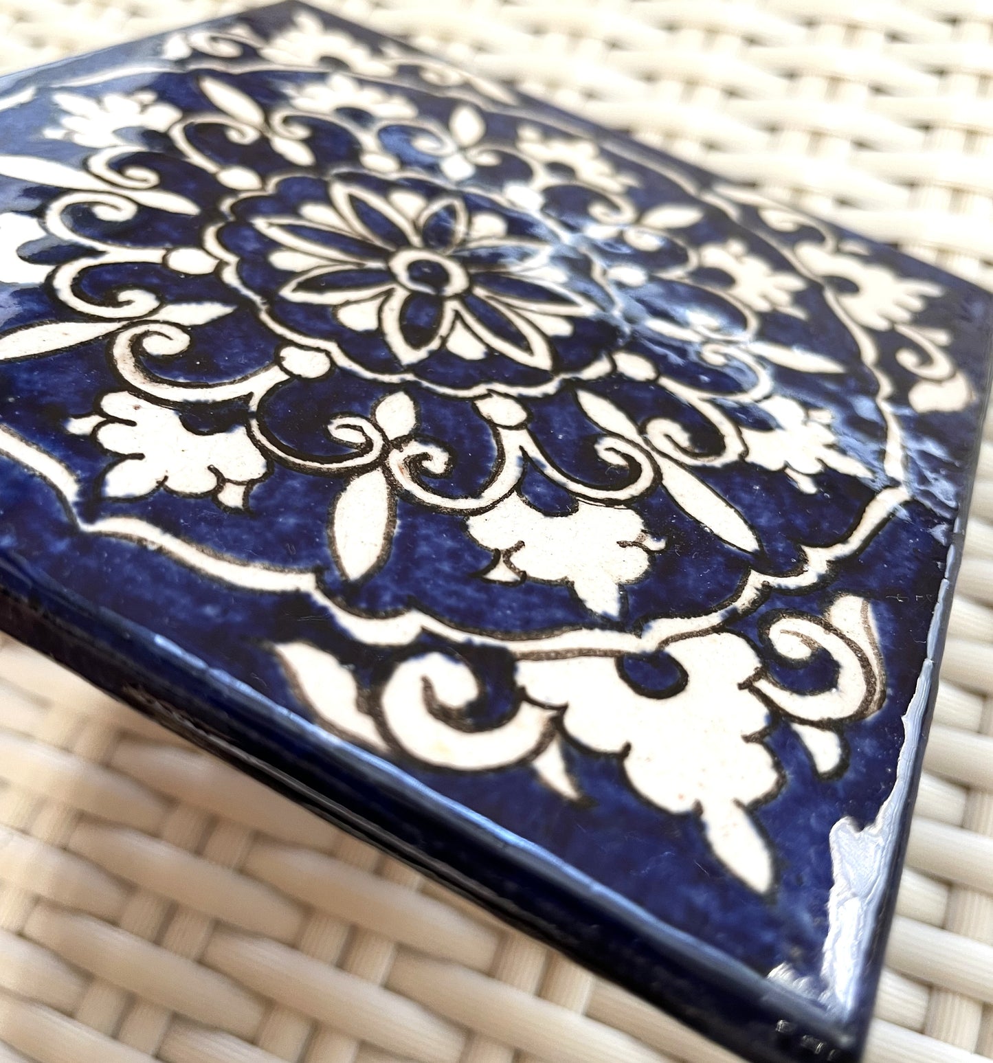 実用的なタイル仕様【手描きリシタン陶器】鍋敷または菓子皿にも