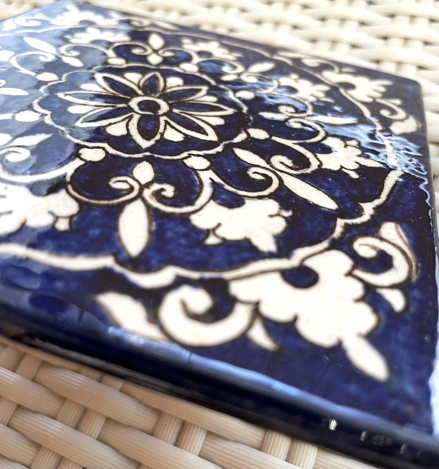 実用的なタイル仕様【手描きリシタン陶器】鍋敷または菓子皿にも